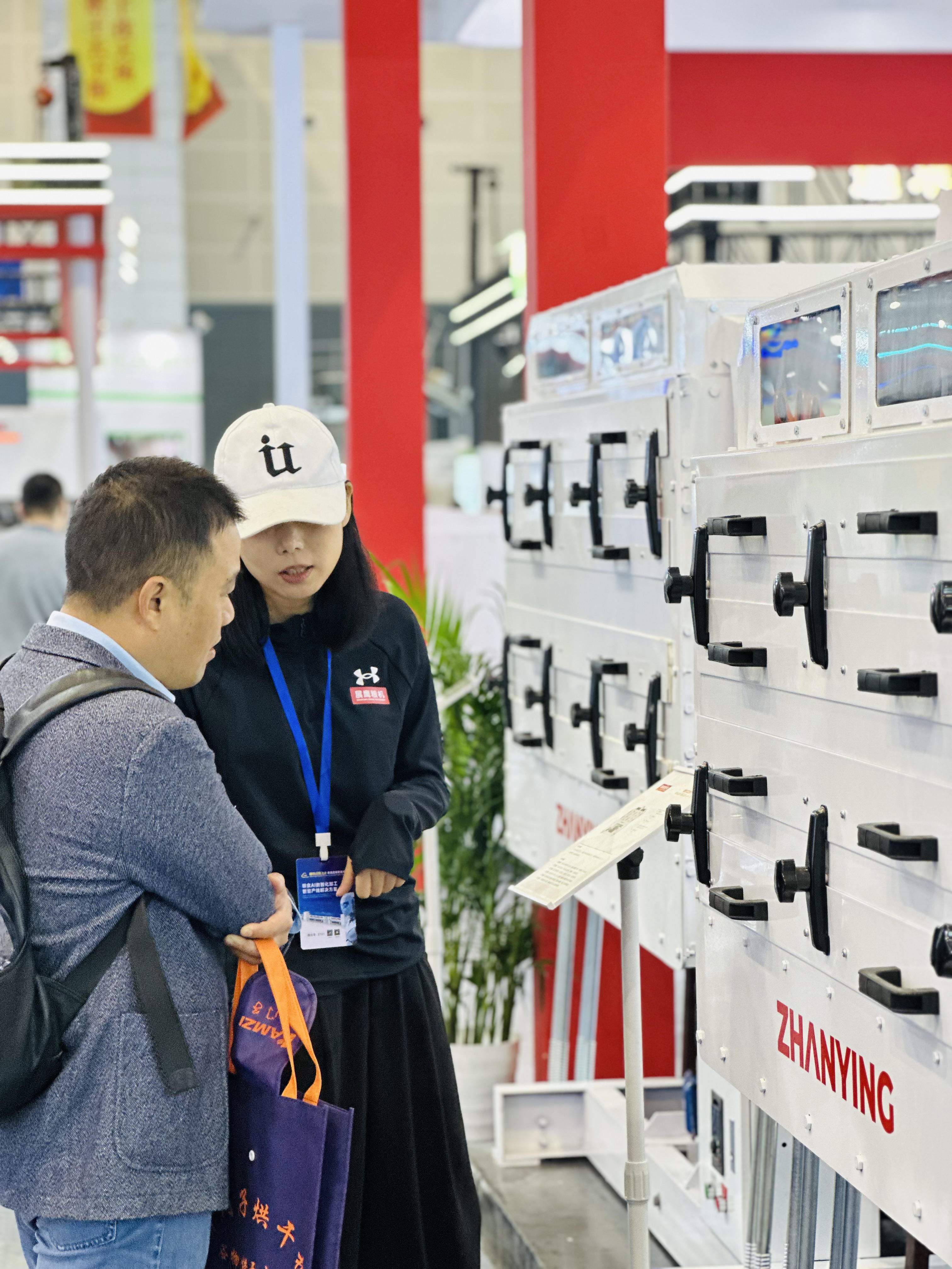 展鹰粮机 - 展会现场