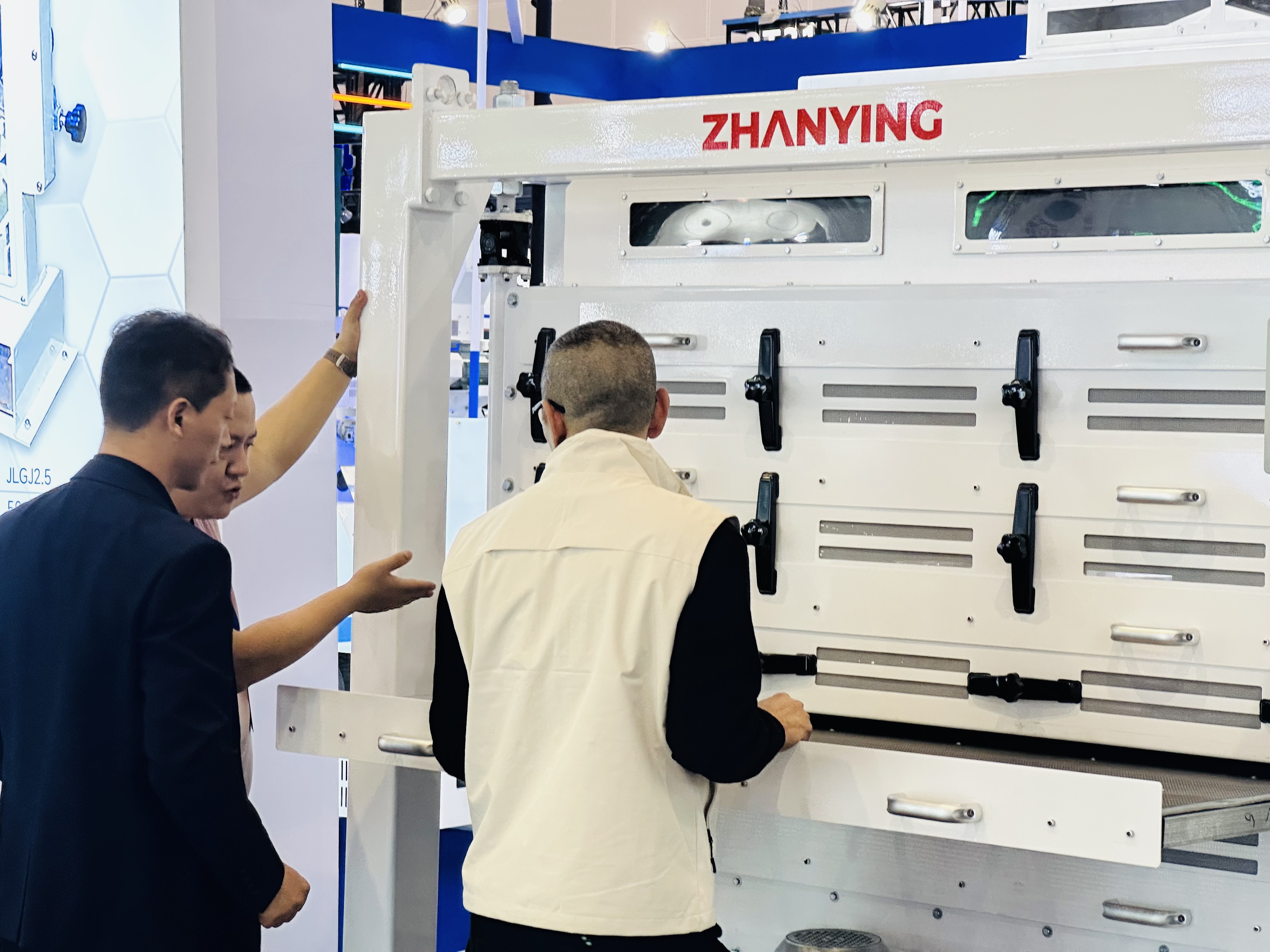 展鹰粮机 - 展会现场