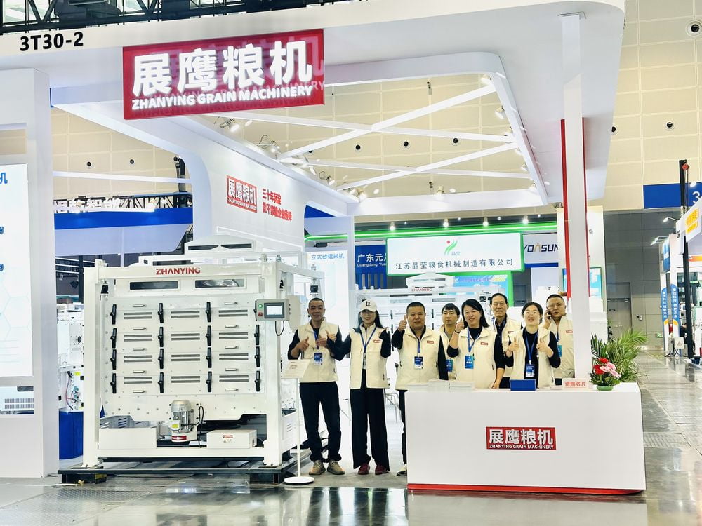 展鹰粮机团队合影