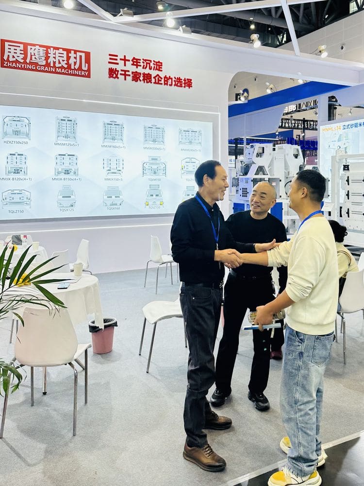 展鹰粮机企业图册:展会现场
