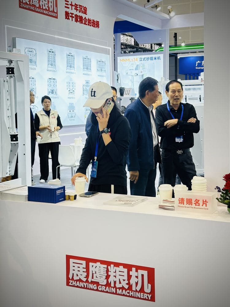 展鹰粮机企业图册:展会现场