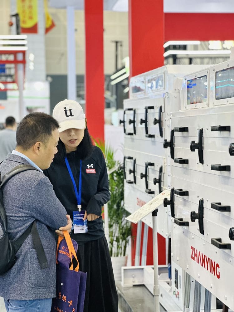 展鹰粮机企业图册:展会现场
