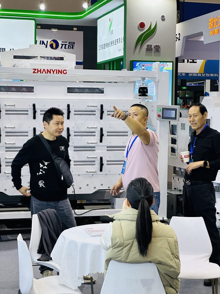 展鹰粮机 - 展会现场