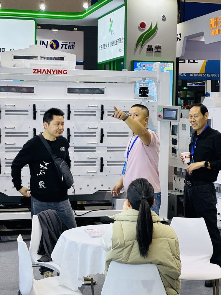 展鹰粮机企业图册:展会现场