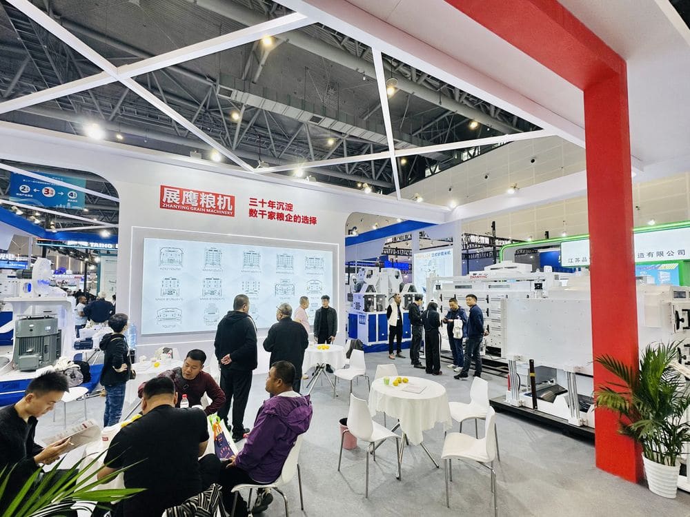 展鹰粮机企业图册:展会现场