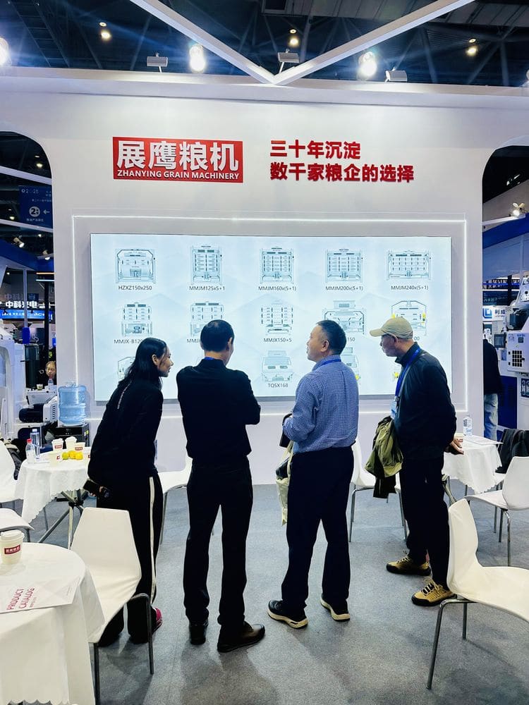 展鹰粮机企业图册:展会现场