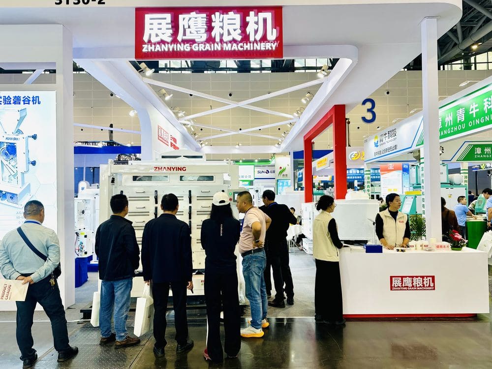 展鹰粮机企业图册:展会现场