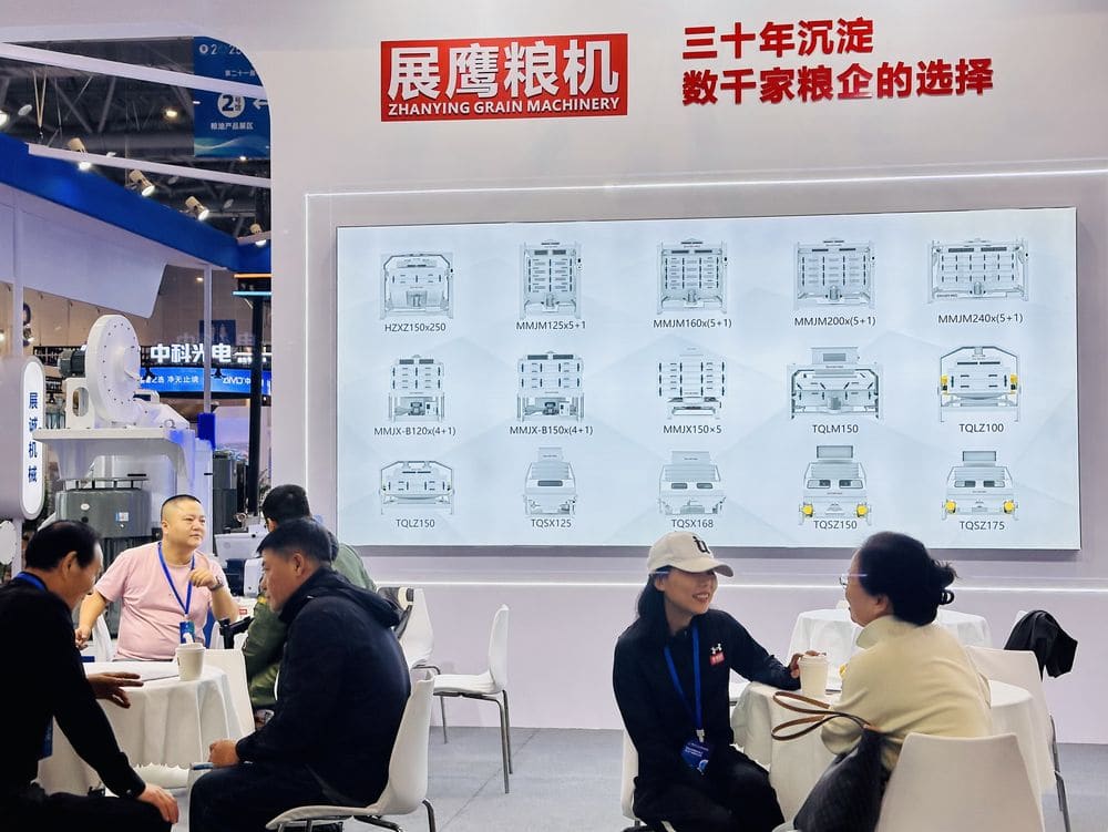 展鹰粮机企业图册:展会现场