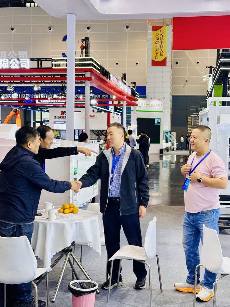 展鹰粮机企业图册:展会现场